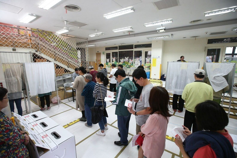 選委會提醒,六歲以下孩童與手機、印有候選人印記與標語等物品切勿帶進投開票所。 聯合報系提供