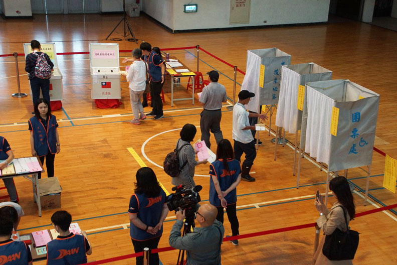 律師提醒,無論是藏匿身分證或是勸誘投給特定候選人,恐都有觸法嫌疑。圖為中選會投票模擬。中選會提供