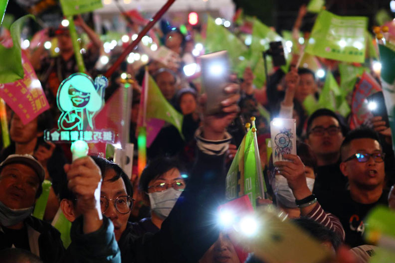 蔡英文凱道造勢晚會現場群眾。陳之俊攝