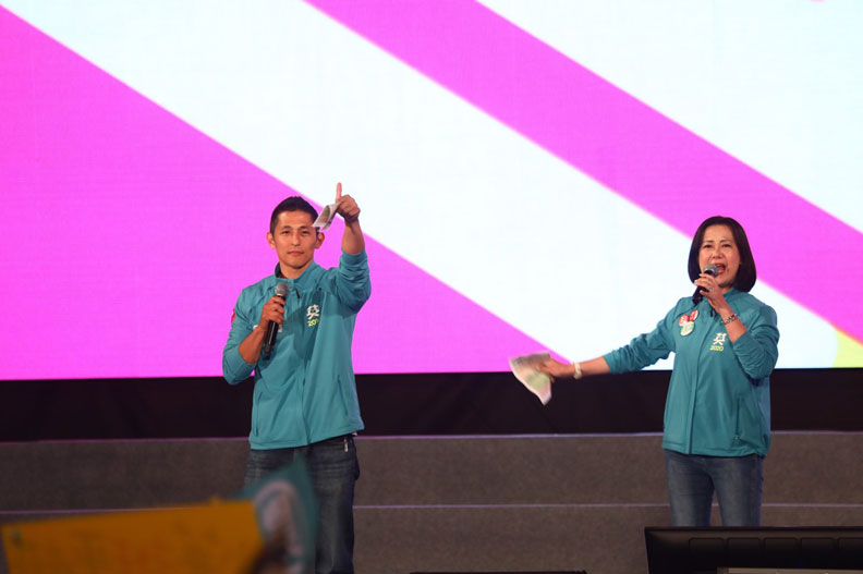 台北市第三選區立委候選人吳怡農(左)。池孟諭攝