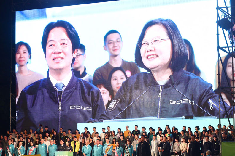 民進黨總統候選人蔡英文(右)、副總統候選人賴清德(左)。池孟諭攝