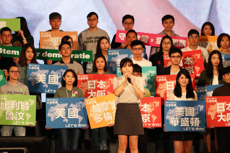 遍及全球的80位返鄉青年,在蔡英文造勢舞台上集結。陳之俊攝