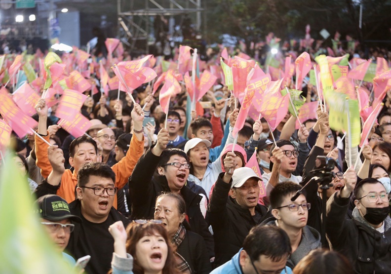 蔡英文競選總部前熱血沸騰的支持者；張智傑攝。