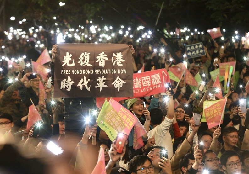 年輕人對維護台灣主權的危機意識，也促成蔡英文拿下勝利；張智傑攝。