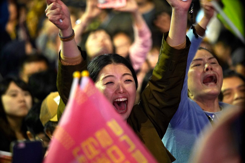 現場的支持民眾對於蔡英文成功連任興奮不已；賴永祥攝。