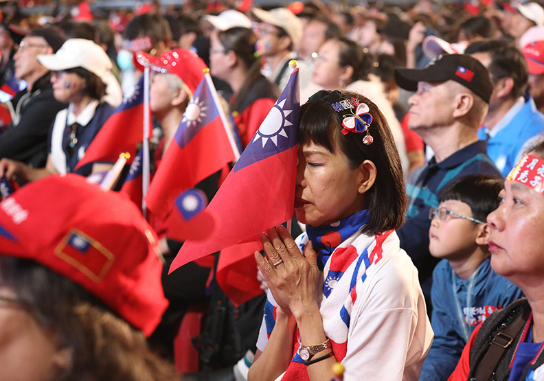 韓粉們表情凝重;蘇義傑攝。