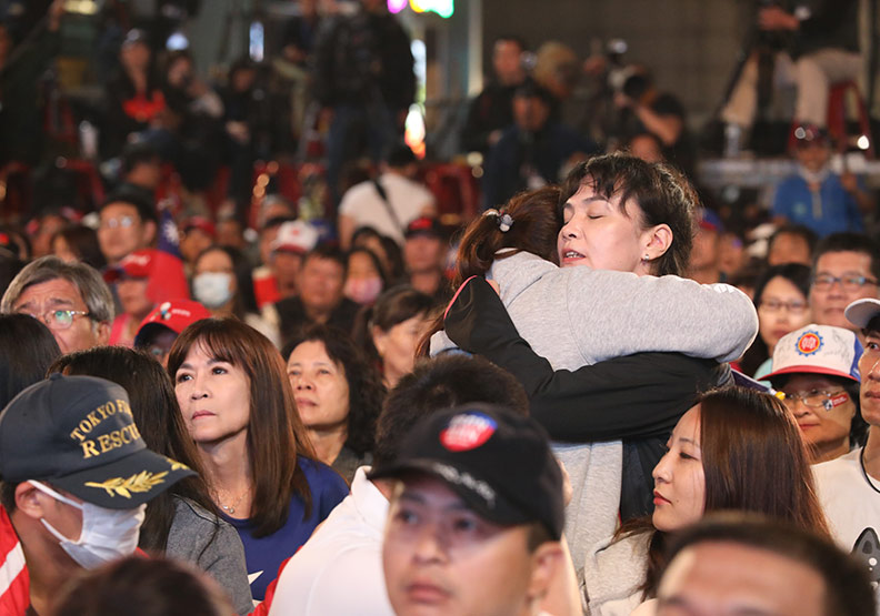 支持者們互相擁抱給予力量;蘇義傑攝。