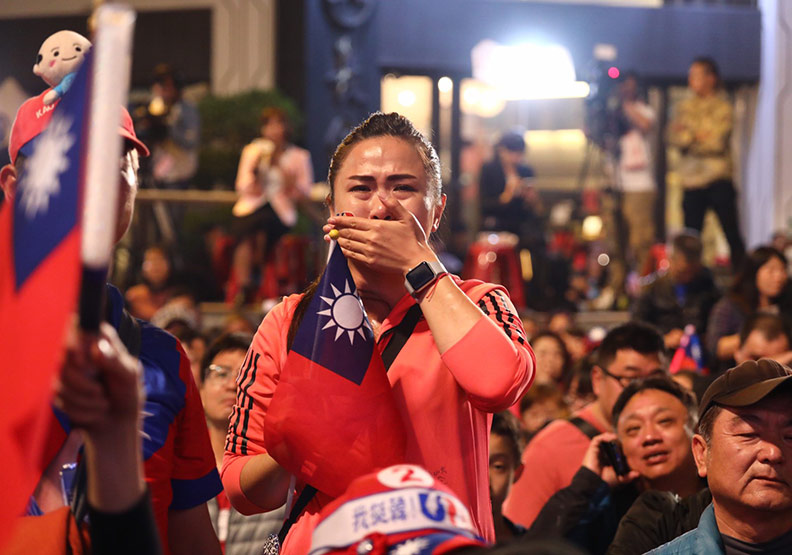 支持者忍不住哭泣;池孟諭攝。