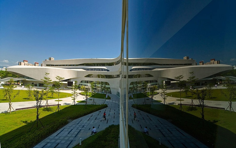 台中國立公共資訊圖書館,以台中特有的水圳河道地景為意象,充滿曲線線條,讓建築更具有機感。圖片提供:潘冀聯合建築師事務所