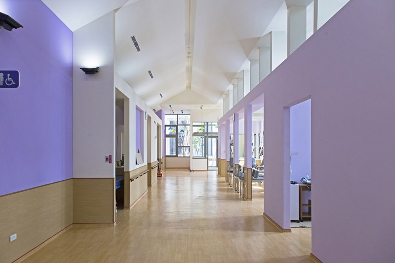 充滿開放感的明亮空間,讓照護設施擺脫以往冷清陰暗的印象。圖為雙連新莊社會福利中心室內一景。圖片提供:潘冀聯合建築師事務所