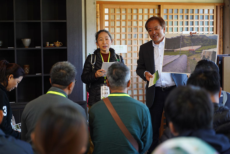 井上茂美專務理事透過陳寶霞(左)的翻譯,介紹星野村將日本排名第四星空與高級玉露茶產業連結的魅力。