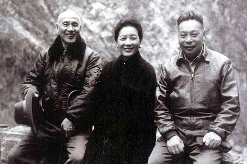 左起為蔣中正、宋美齡和蔣經國。翻攝自蔣中正先生年譜長編