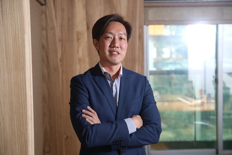 製作《2020立委空戰學:我們的參選時代》的KNOWING新聞創辦人楊方儒。