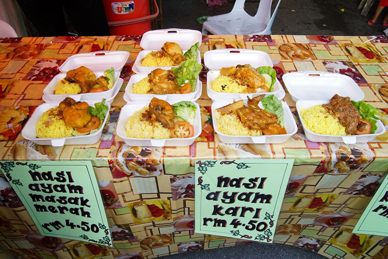 齋戒月的市集有很多新鮮好吃的美食，不容錯過。真文化出版提供