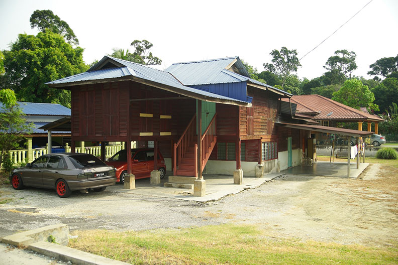 從務邊小鎮往山裡面走，就會看到馬來村莊裡的傳統房子。真文化出版提供