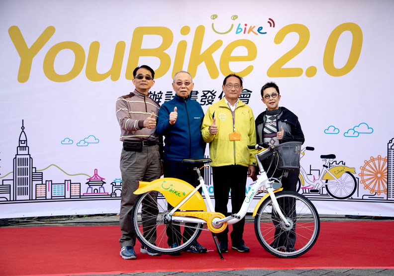 微笑單車公司總經理何友仁、微笑單車公司董事長劉金標、台北市交通局長陳學台和微笑單車公司發言人劉麗珠。