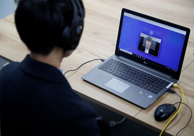 圖／南韓大學生金錫禹向記者展示人工智慧（AI）面試軟體。達志影像