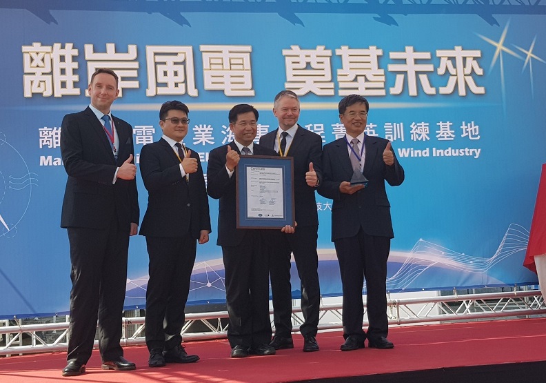 圖 / 高科大為全臺第一所發證大學 開創技職新紀元(左一為TUV德國萊茵股份有限公司副總Matthias Grzam、左二TUV德國萊茵總經理劉緯強、中教育部部長潘文忠、右二GWO主席Jakob Lau Holst、右一校長楊慶煜)。