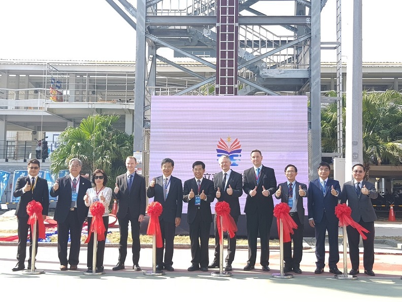 高科大離岸風電產業海事工程菁英訓練基地啟用（左三教育部技職司司長楊玉惠、左五高科大校長楊慶煜、中教育部部長潘文忠、右五GWO主席Jakob Lau Holst）。