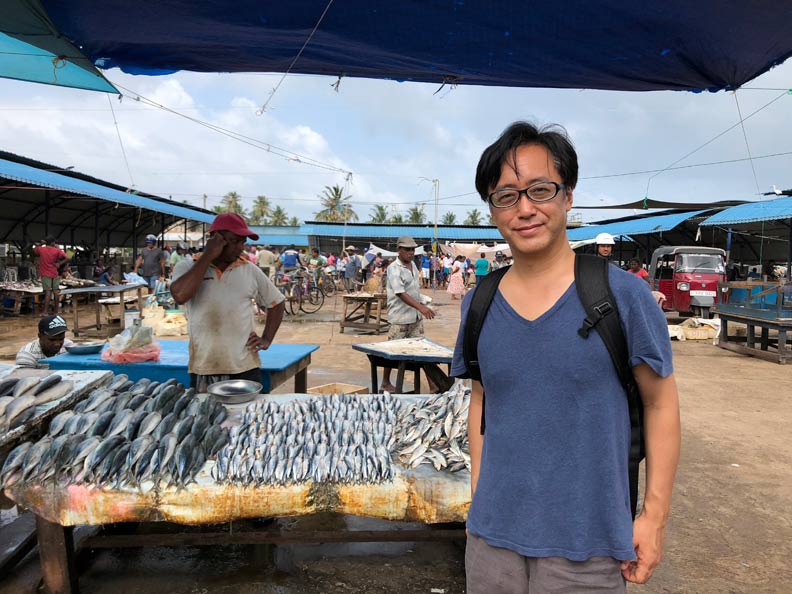 沙灘變成巨大的曬漁場,目光所及,盡是魚乾。野島剛提供