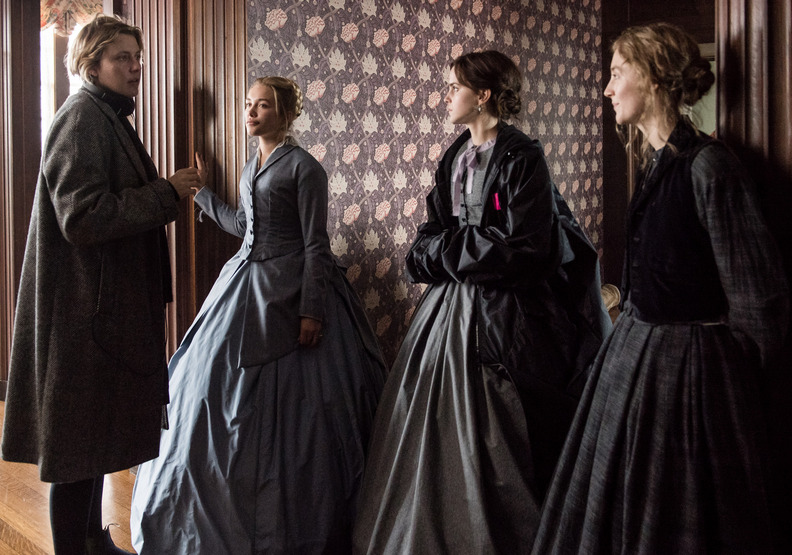 導演葛莉塔葛薇正在執導