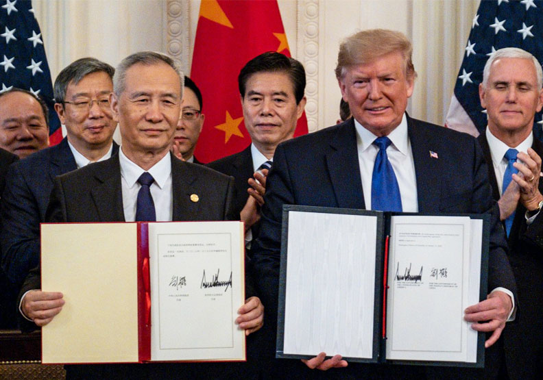 圖／美國總統川普（右）與中國副總理劉鶴（左）15日中午在白宮簽署美中第一階段貿易協議。取自Hakeem Anver twitter