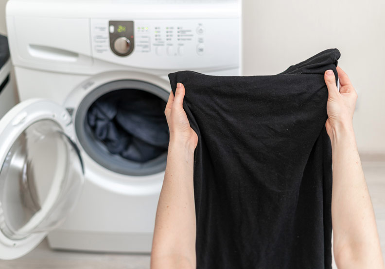 衣服中若有人工纖維，也可能在洗衣時產生微塑膠。圖片Shutterstock