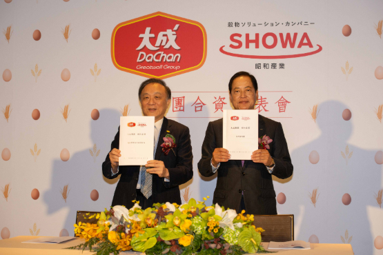 大成集團董事長韓家宇和日本昭和產業社長新妻一彥簽約