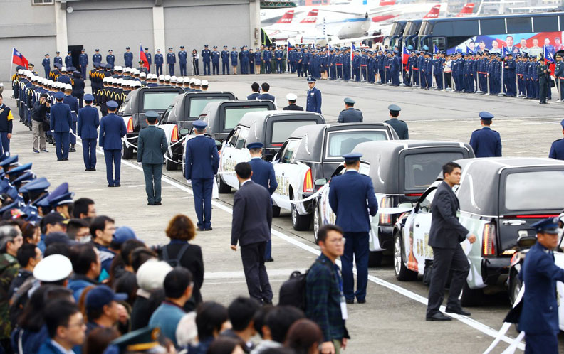 國防部日前在空軍松山指揮部為0102黑鷹直升機殉職將士舉行聯合公奠典禮。聯合新聞網提供
