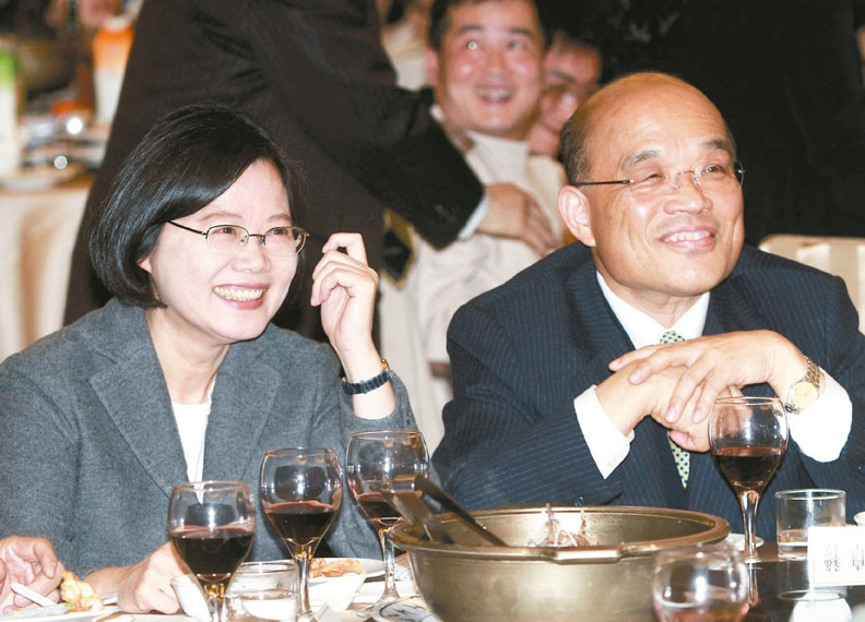 2011年民進黨尾牙,總統蔡英文(左)與行政院長蘇貞昌比鄰而坐。聯合新聞網提供