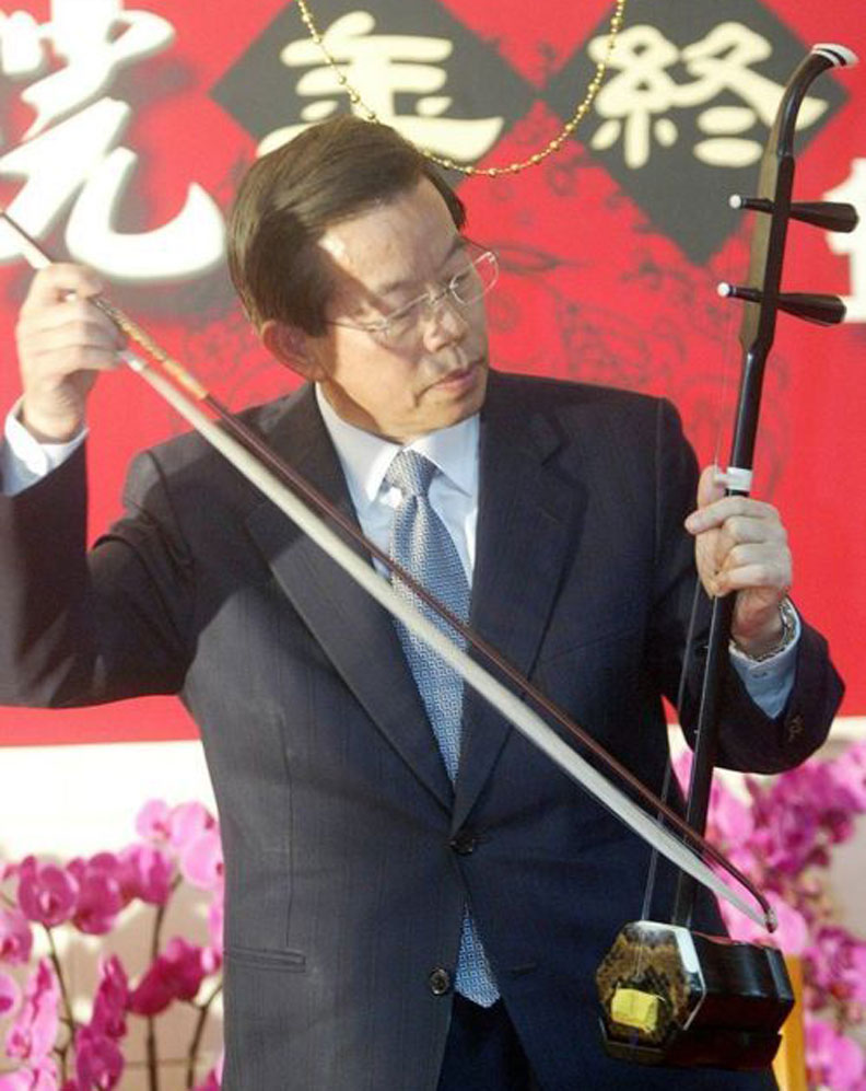 前行政院長謝長廷2006年參加行政院尾牙時,秀了一手胡琴。聯合新聞網提供