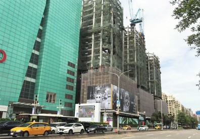 史上最難都更案正義國宅終於上樑，顏炳立：想搞都更「身體要練好」