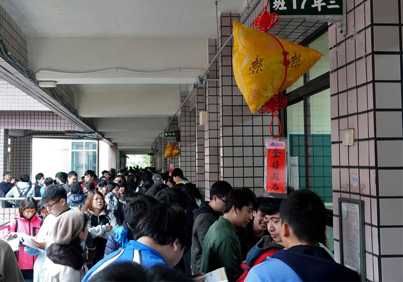 圖／法界批評學測法律類考題頻出錯或不當，法律系教授表示，問題還包括從高中教科書及老師教的法律知識就錯誤。圖為今年大學學測考場。聯合新聞網提供