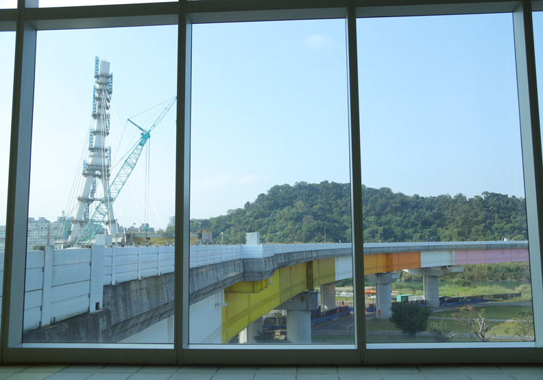 捷運十四張站窗景,往外可欣賞安坑輕軌施工中的橋體。