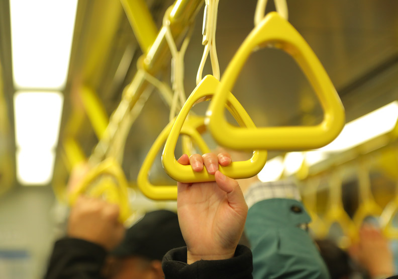 搭捷運時能做腳掌運動;池孟諭攝。