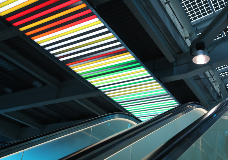 環狀線板橋站,天花板有一燈光設計會變換七彩十分吸睛。