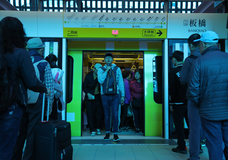 目前環狀線試乘中,許多民眾躍躍欲試前往搭乘。