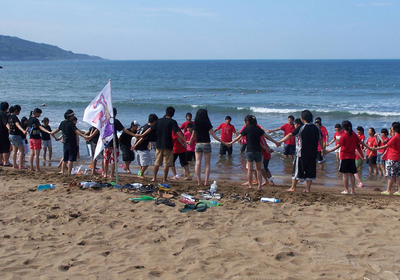 許多學生在金山的海灘邊都有回憶。圖片取自金山青年活動中心粉專
