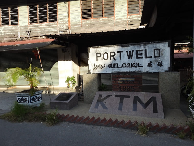 十八丁的地標是這個寫著四種語言的Port Weld火車站牌。真文化提供