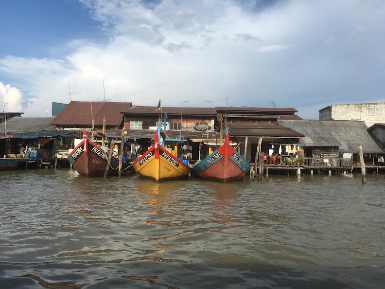 十八丁漁村房子，遠看像是浮在水面上。真文化提供