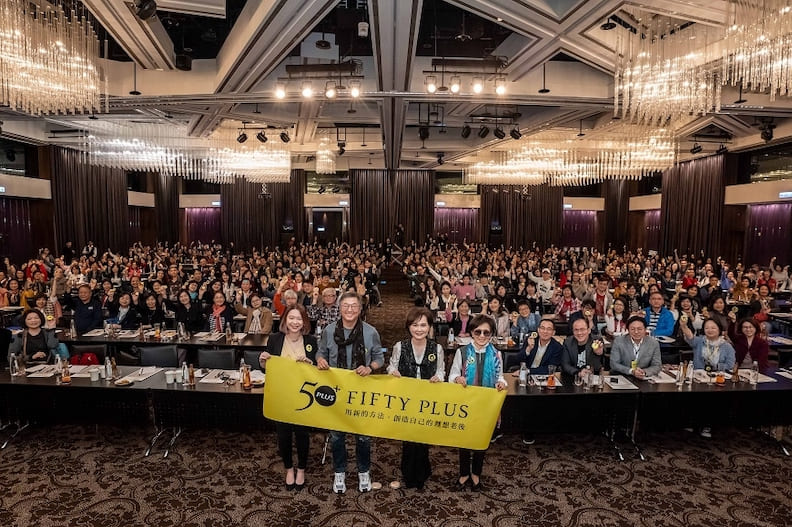 50+年度讀者派對,現場開心大合影!(前排左起為:50+總監王美珍、資深製作人王偉忠、金鐘主播主持人沈春華、遠見天下文化發行人王力行)