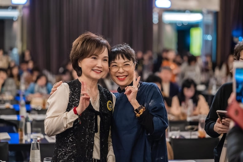 沈春華專業親切的播報風格深得觀眾緣,現場許多50+讀者爭相與她合影。