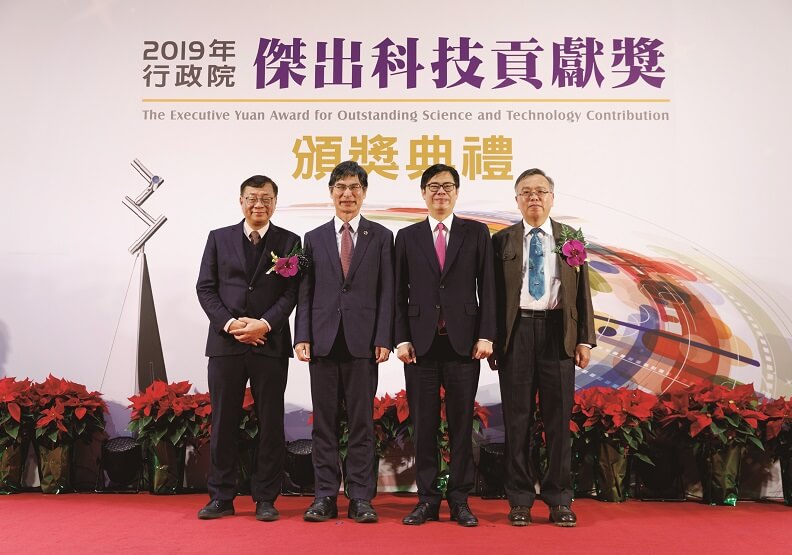 圖 / 陳其邁副院長與科技部陳良基部長(左二) 、吳逸民教授(右一)、陳德懷講座教授(左一)合影。