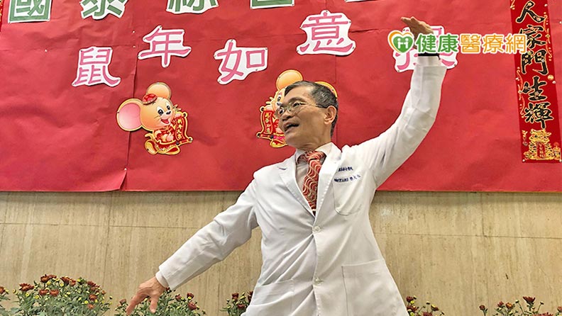 國泰醫院物理治療師簡仁文表示「鼠年如意操」有助強化心肺功能。