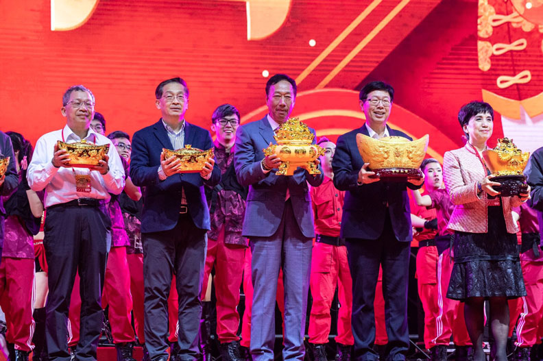 鴻海副董事長李傑（左二）、鴻海創辦人郭台銘（中）、鴻海董事長劉揚偉（右二）。鴻海提供