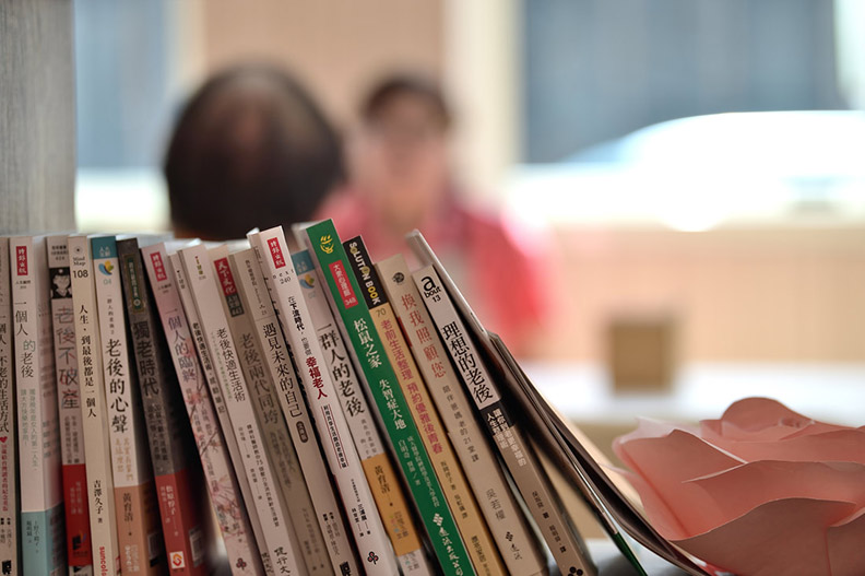 「厚熊笑狗」照顧咖啡館,照顧埔里老人;取自厚熊笑狗官網。