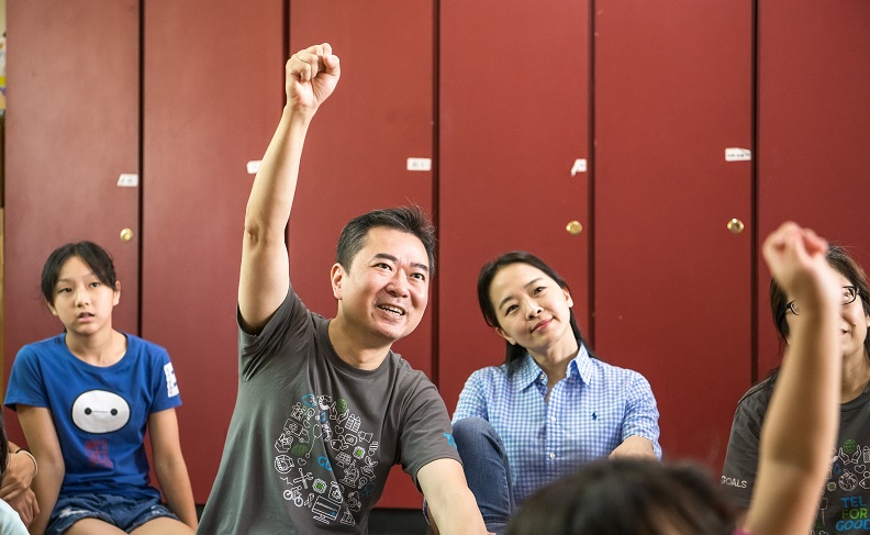 「半日陪伴 給等家的孩子一個擁抱」活動,鼓勵公司同仁攜帶家眷,透過製作點心及造型氣球DIY活動,與育幼院的孩童們進行互動。左二為東京威力科創執行副總裁張天豪。