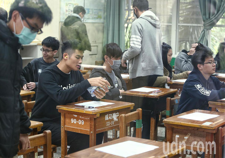 圖／據大考中心公開的試務工作報告，民眾學測、指考後針對考題或答案提出疑義，近八年調整答案比率僅1％。聯合新聞網提供