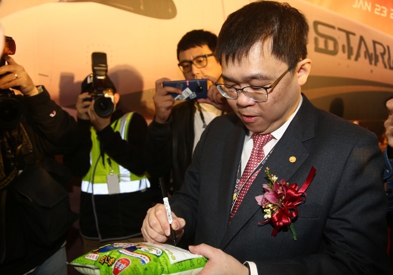 張國煒神清氣爽地現身，馬上被粉絲簇擁簽名合照。