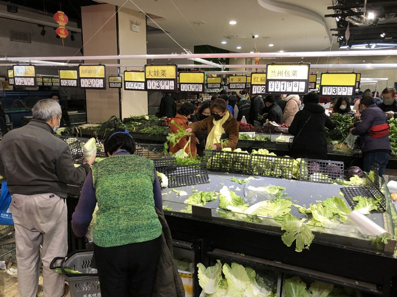 陸媒直擊武漢封城:市民排隊購物,菜價上漲。取自澎湃新聞